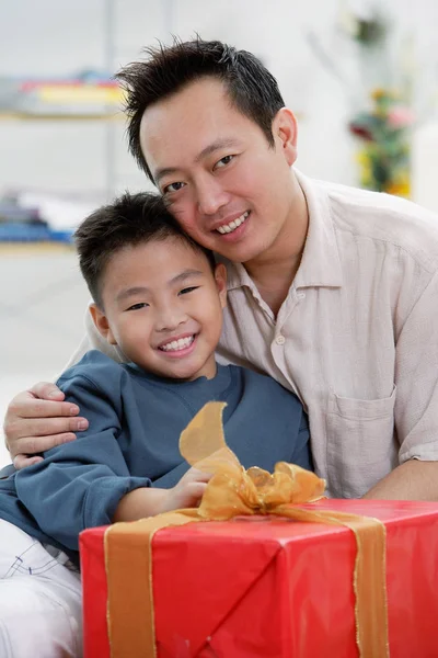 Otec a syn doma — Stock fotografie