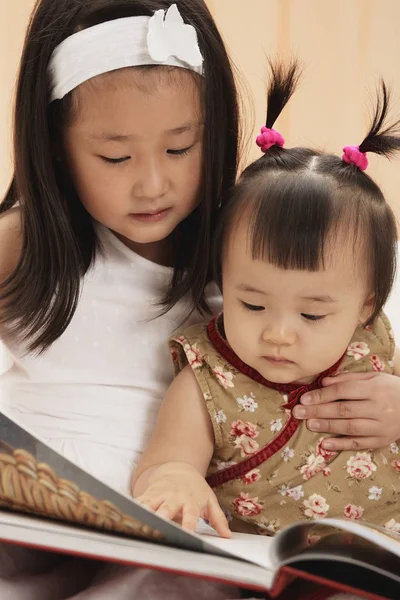 Bambina con sorella maggiore — Foto Stock
