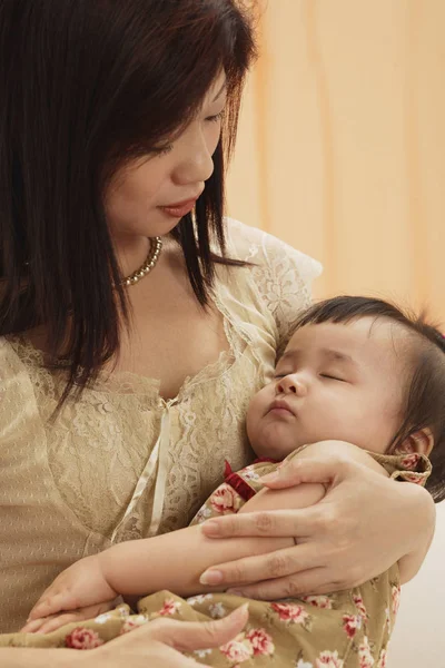Мать держит малышку на руках — стоковое фото