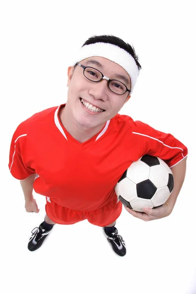 Homem segurando bola de futebol — Fotografia de Stock