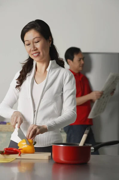 Mature woman and man in kitchen — Stock Photo, Image