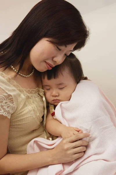 Madre sosteniendo bebé niña en brazos — Foto de Stock