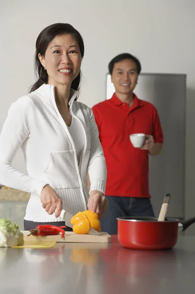 Mulher madura e homem na cozinha — Fotografia de Stock