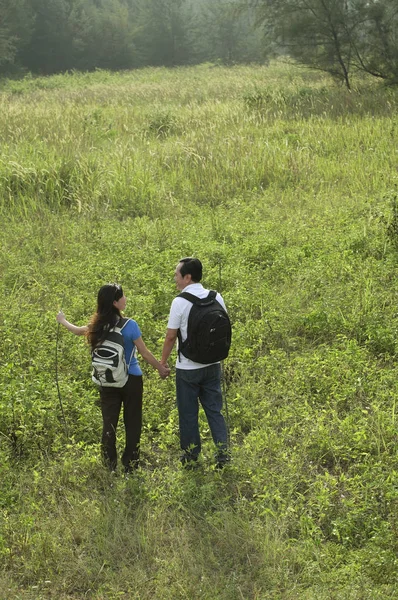 Paar wandelen buitenshuis — Stockfoto