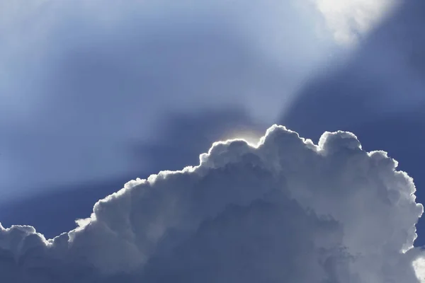 Sol brillando desde detrás de las nubes — Foto de Stock