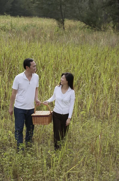 Pareja con cesta de picnic — Foto de Stock