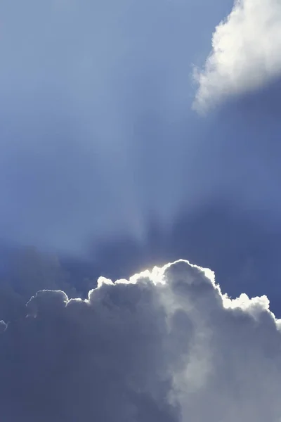 Sol brilhando por trás das nuvens — Fotografia de Stock