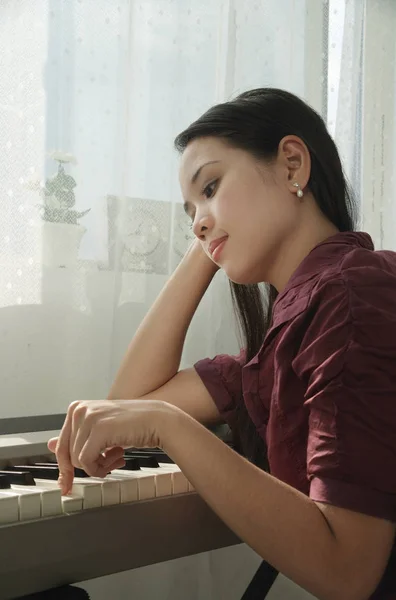 Mulher tocando teclado — Fotografia de Stock