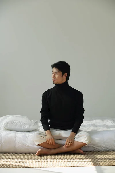 젊은 남자가 침대에 앉아 — 스톡 사진