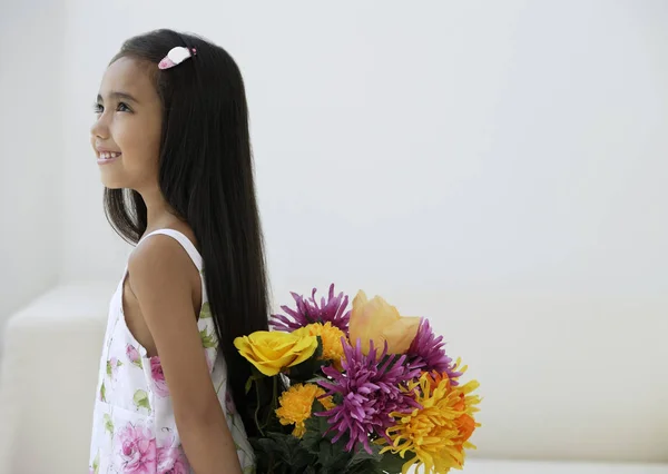 Dziewczyna z bukietem kwiatów — Zdjęcie stockowe