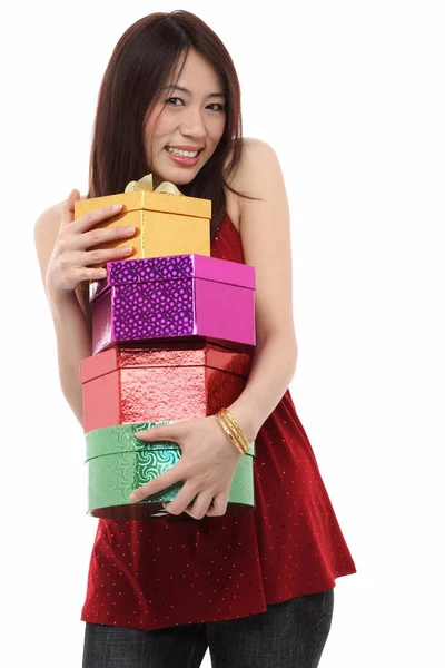 Mujer joven sosteniendo regalos — Foto de Stock