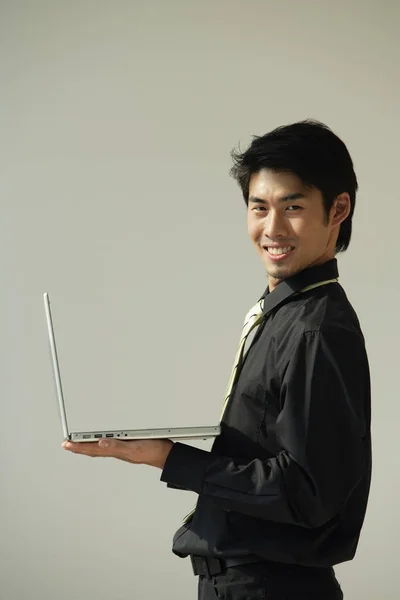 Человек держит ноутбук — стоковое фото