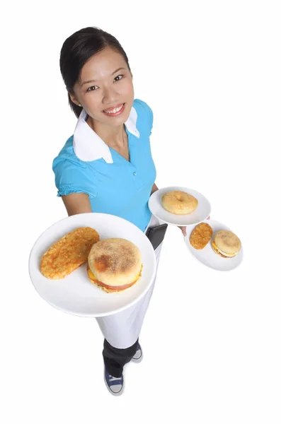Camarera que sirve el desayuno — Foto de Stock