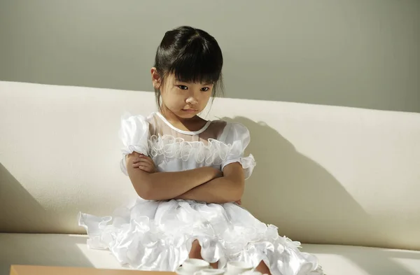 Ragazza in abito bianco — Foto Stock