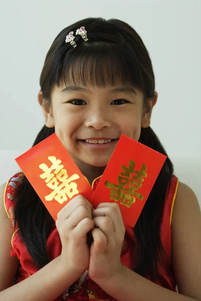 Ragazza con felicità pacchetto rosso — Foto Stock