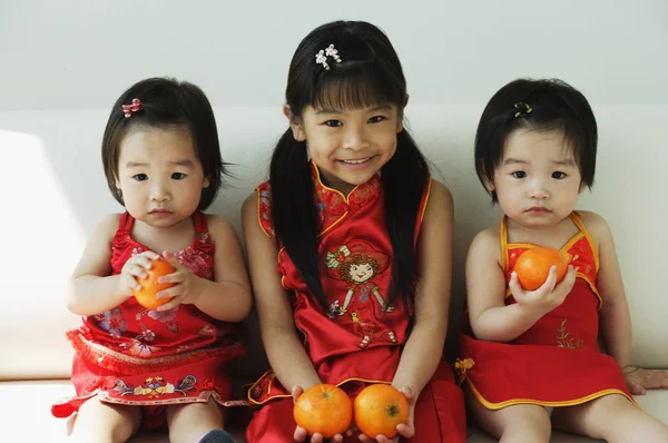 Девушки с мандариновыми апельсинами — стоковое фото