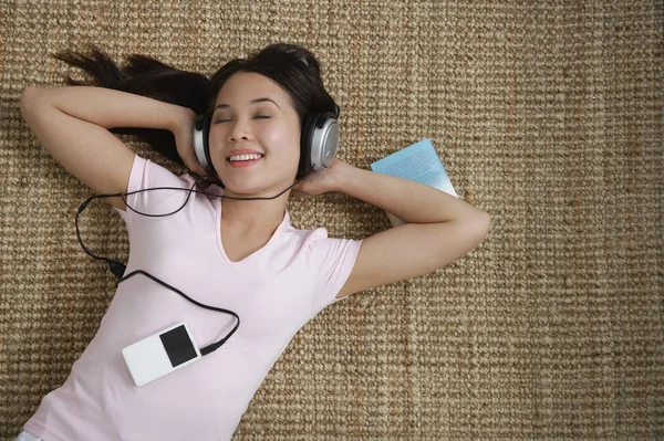 Genç kadın müzik dinleme — Stok fotoğraf