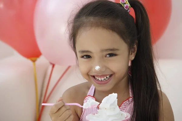 Chica con globos rosados — Foto de Stock