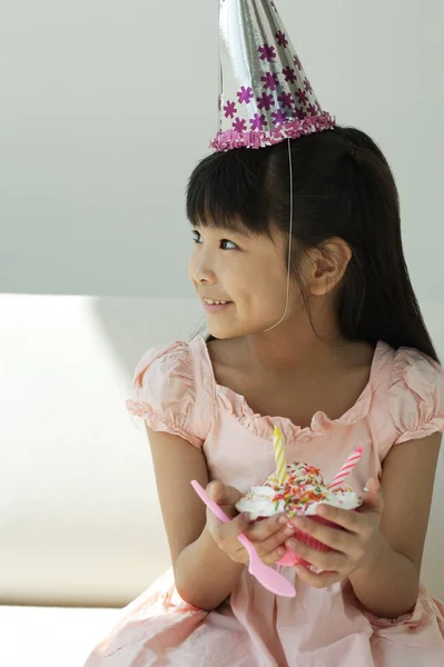 Ragazza di compleanno con cupcake — Foto Stock