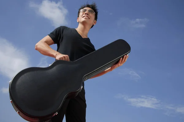 Man holding guitar — Stock Photo, Image