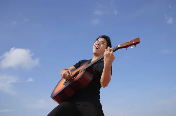 Man playing guitar — Stock Photo, Image