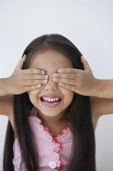 Uma jovem garota cobre os olhos — Fotografia de Stock