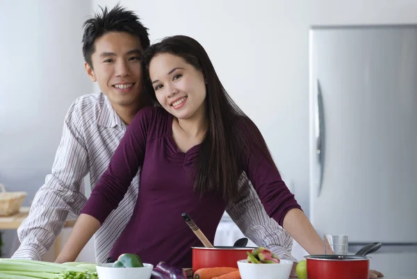 Casal juntos na cozinha — Fotografia de Stock