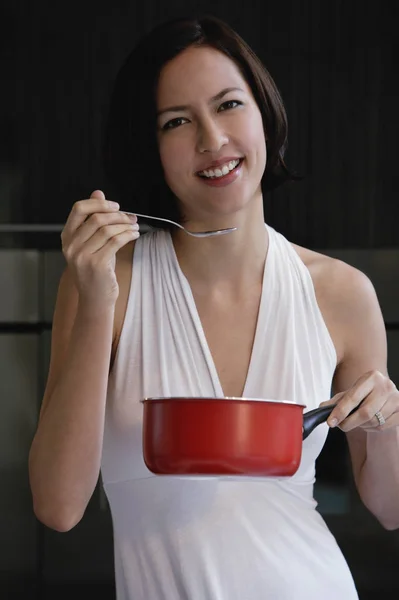 Mujer gustos cocinar — Foto de Stock