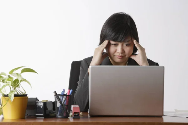 Frau schaut auf Computer — Stockfoto