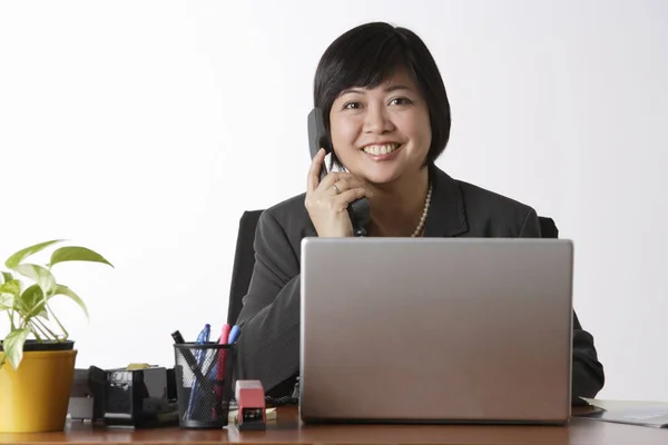 Mujer sentada en el escritorio — Foto de Stock