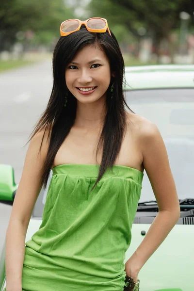 Mujer joven con coche verde — Foto de Stock