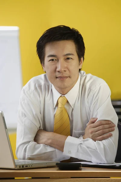 Бизнесмен в желтом офисе — стоковое фото