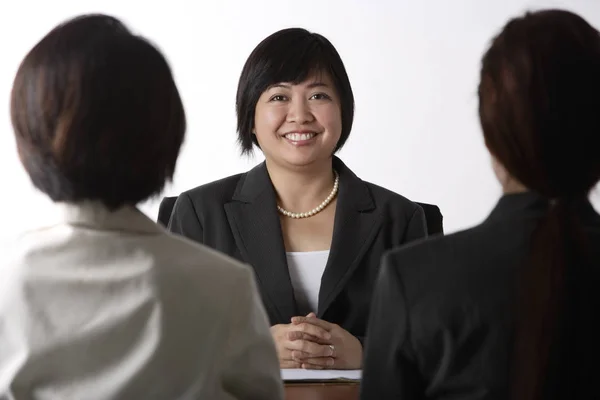 Geschäftsfrauen sitzen am Schreibtisch — Stockfoto