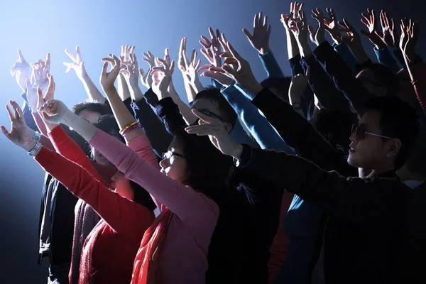 Torcida multidão com as mãos levantadas — Fotografia de Stock