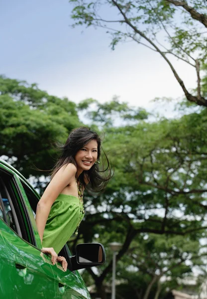 Mujer en vestido verde — Foto de Stock