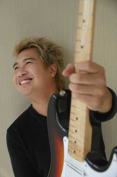 Hombre con la guitarra sonriendo — Foto de Stock