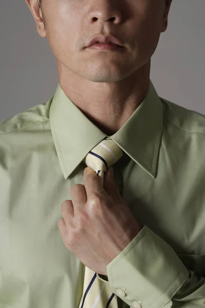 Mannen åtstramning slips — Stockfoto
