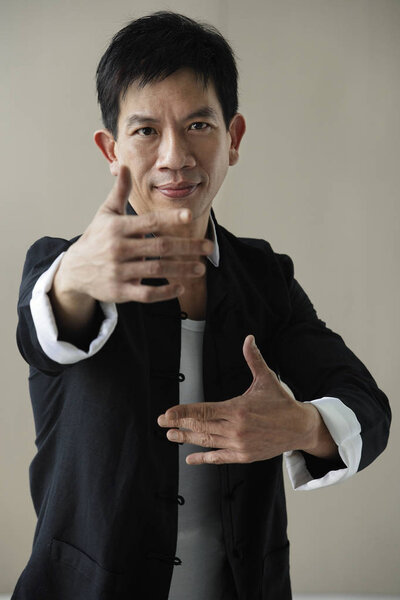 Человек в позах боевых искусств
