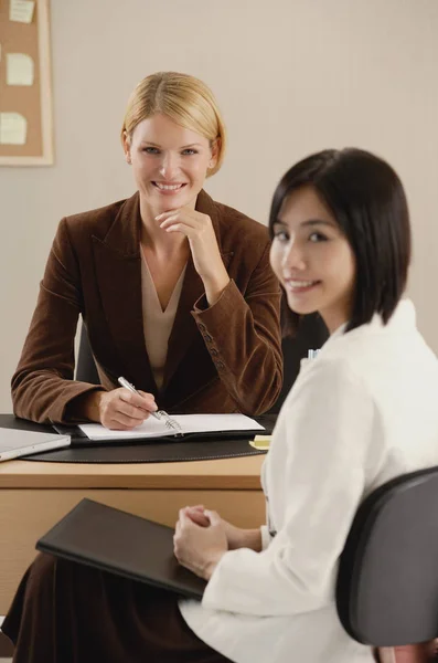 Two female colleagues — Stock Photo, Image