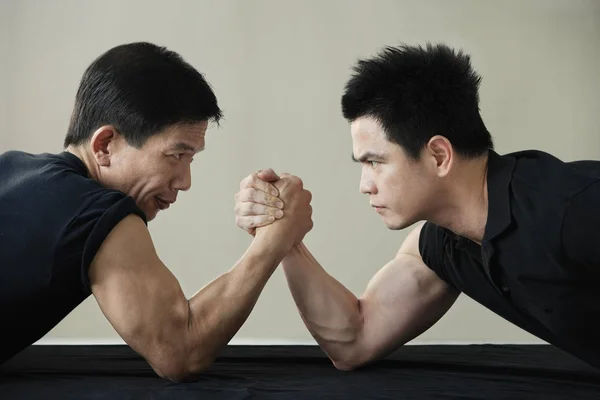 Dos hombres encerrados en lucha libre de brazos — Foto de Stock