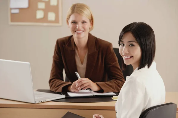 Twee vrouwelijke collega 's — Stockfoto