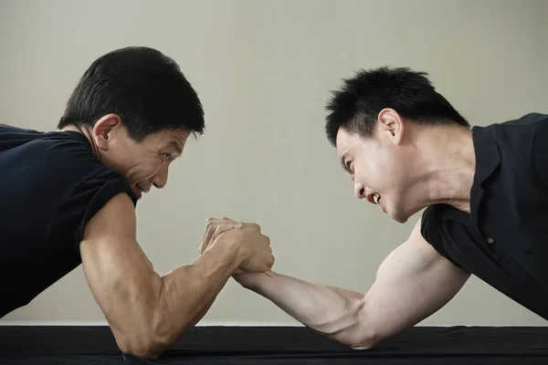 Dois homens de braço de ferro — Fotografia de Stock