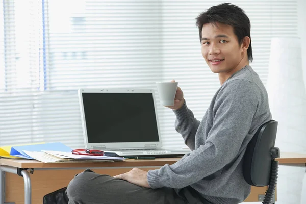 Pria dengan cangkir santai di meja — Stok Foto