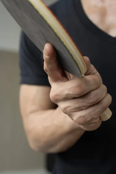 Hombre sosteniendo ping pong paddle — Foto de Stock