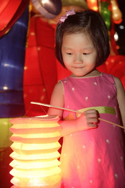 Ragazza che tiene lanterna cinese — Foto Stock