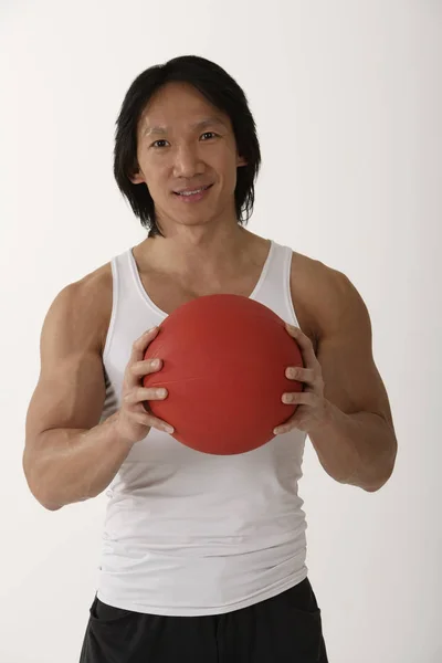Muž držení míče — Stock fotografie