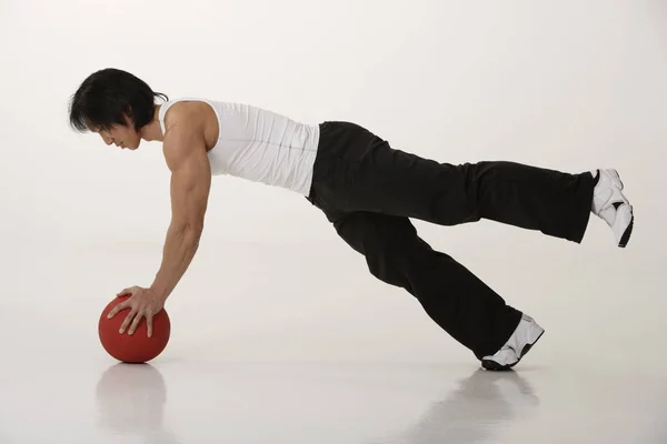 Mannen hålla bollen — Stockfoto