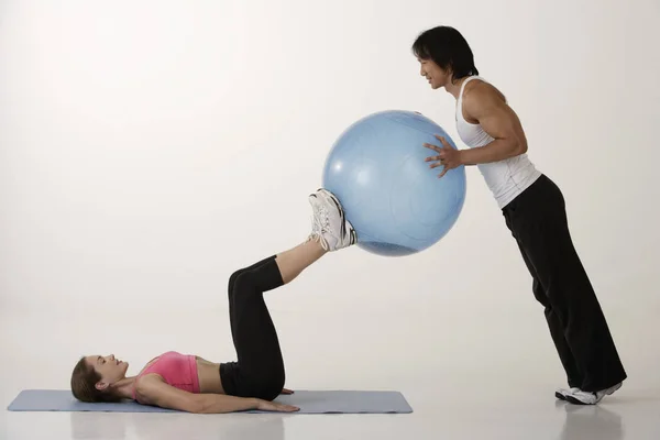 Egzersiz topu ile Çift — Stok fotoğraf
