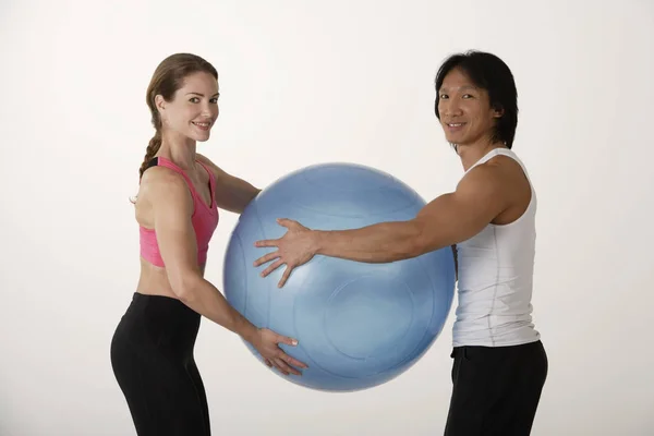 Pareja con pelota de ejercicio — Foto de Stock