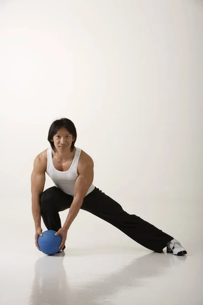 Mannen hålla bollen — Stockfoto